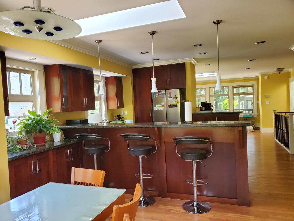 Elegant, Sunny Modern Home With Skylights - Kitsilano, Vancouver Ngoại thất bức ảnh