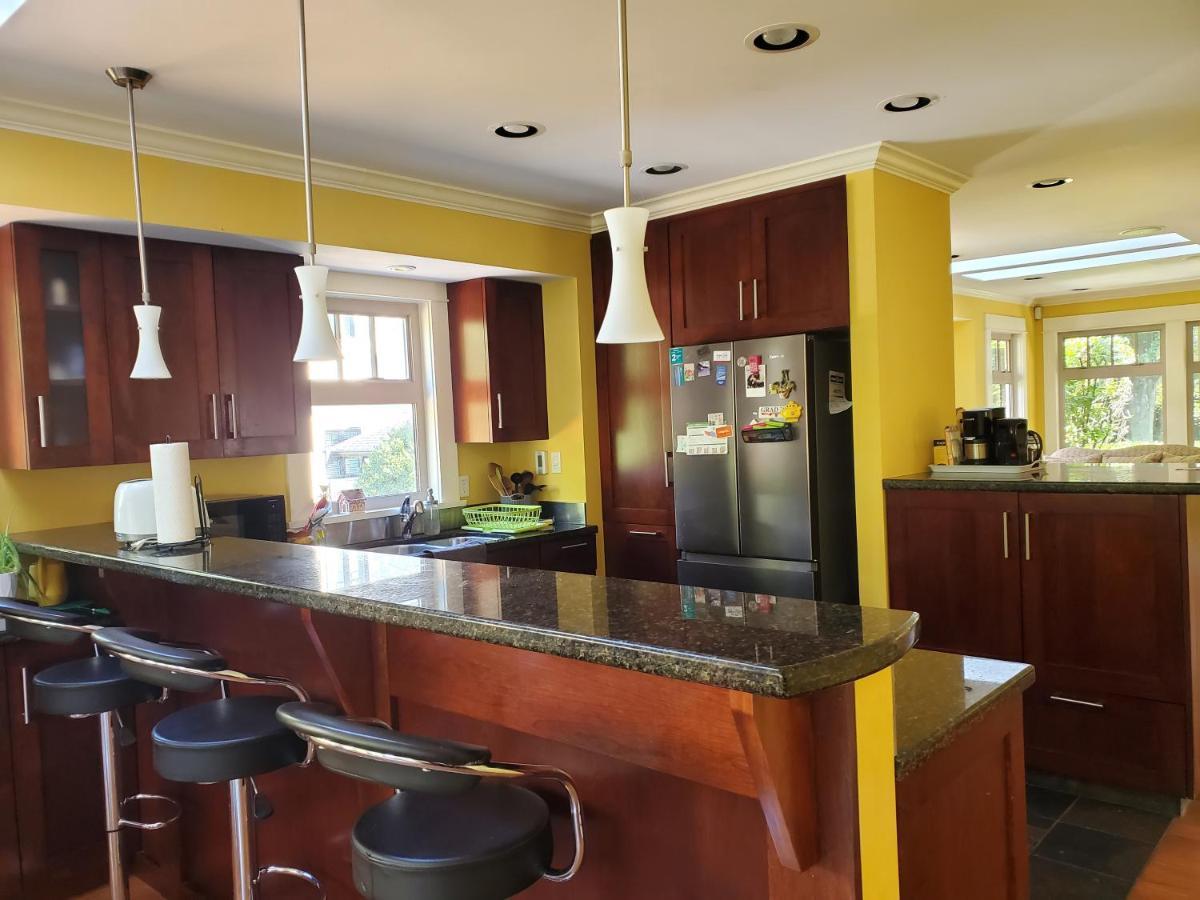 Elegant, Sunny Modern Home With Skylights - Kitsilano, Vancouver Ngoại thất bức ảnh